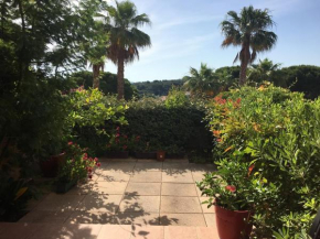 HYEGUY Appartement pour 3 personnes en rez de jardin avec piscine commune à Giens